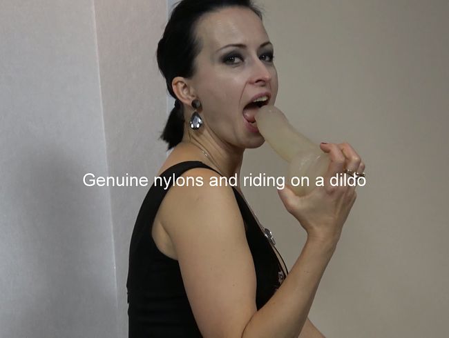 wanilianna Porno Video: Echte Nylons und Reiten auf einem dil*o