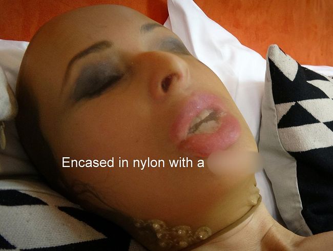 wanilianna Porno Video: Eingehüllt in Nylon mit einem dil*o